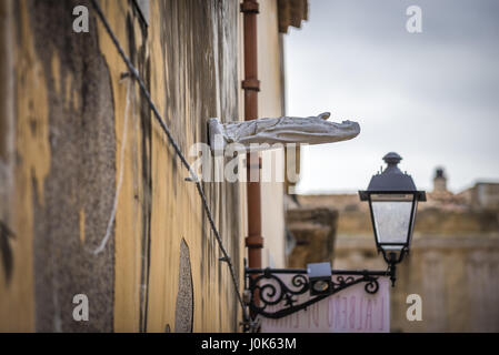 "Madonna Verso il Cielo" Installationskunst entworfen von Alfredo Romano auf Via Santa Lucia Alla Badia Straße, Insel Ortygia, Syrakus, Sizilien, Italien Stockfoto