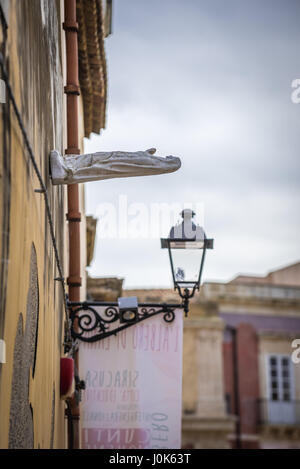 "Madonna Verso il Cielo" Installationskunst entworfen von Alfredo Romano auf Via Santa Lucia Alla Badia Straße, Insel Ortygia, Syrakus, Sizilien, Italien Stockfoto