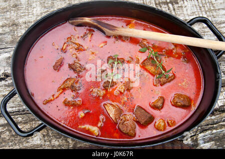 Ungarisches Gulasch im Bräter Stockfoto