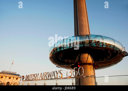 British Airways i360, den höchsten Turm der Welt bewegte Beobachtung, eröffnete in Brighton bietet dem Besucher herrliche Aussicht über die englische Küste. Stockfoto