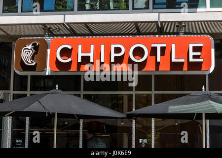 Indianapolis - ca. April 2017: Chipotle Mexican Grill Restaurant. Chipotle ist eine Kette von Burrito Fastfood-Restaurants XII Stockfoto