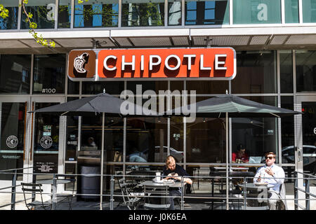 Indianapolis - ca. April 2017: Chipotle Mexican Grill Restaurant. Chipotle ist eine Kette von Burrito Fastfood-Restaurants XIII Stockfoto