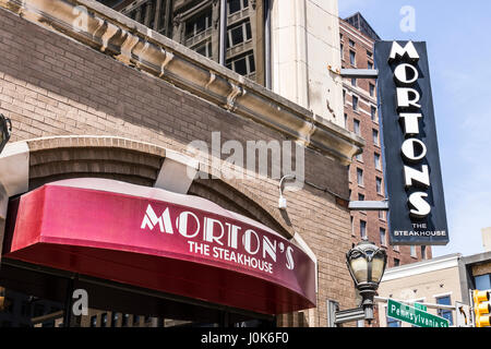 Indianapolis - ca. April 2017: Mortons Steakhouse Innenstadt Restaurant. Mortons ist ein legendäres Steakhouse mit seinen Ursprung in Chicago ich Stockfoto