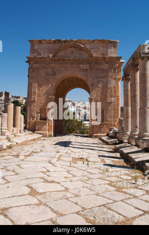 Das Nordtor, 115 n. Chr. am Ende des Cardo Maximus, der Colonnaded Straße, welche die architektonische Wirbelsäule und Mittelpunkt der Jerash war Baujahr Stockfoto