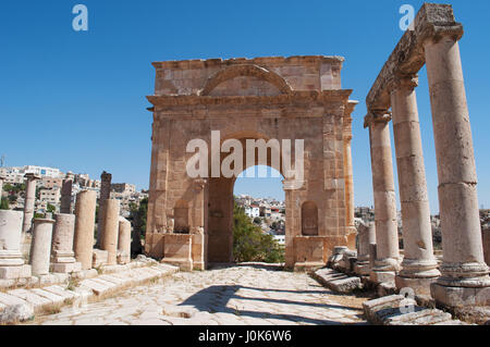 Das Nordtor, 115 n. Chr. am Ende des Cardo Maximus, der Colonnaded Straße, welche die architektonische Wirbelsäule und Mittelpunkt der Jerash war Baujahr Stockfoto