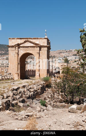 Das Nordtor, 115 n. Chr. am Ende des Cardo Maximus, der Colonnaded Straße, welche die architektonische Wirbelsäule und Mittelpunkt der Jerash war Baujahr Stockfoto