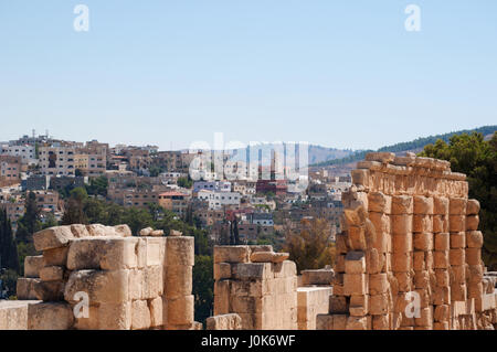 Die Ruinen der Stadt Gerasa, eines der größten und am besten erhaltenen Sehenswürdigkeiten der römischen Architektur in der Welt und die Skyline des modernen Jerash Stockfoto