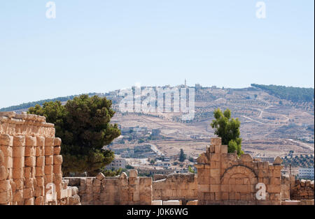 Die Ruinen der Stadt Gerasa, eines der größten und am besten erhaltenen Sehenswürdigkeiten der römischen Architektur in der Welt und die Skyline des modernen Jerash Stockfoto