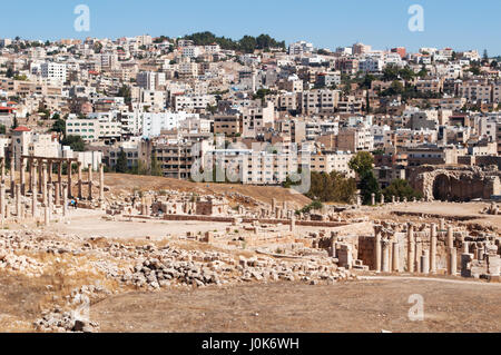 Die Ruinen der Stadt Gerasa, eines der größten und am besten erhaltenen Sehenswürdigkeiten der römischen Architektur in der Welt und die Skyline des modernen Jerash Stockfoto