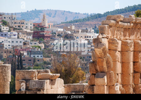 Die Ruinen der Stadt Gerasa, eines der größten und am besten erhaltenen Sehenswürdigkeiten der römischen Architektur in der Welt und die Skyline des modernen Jerash Stockfoto