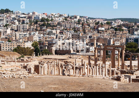 Die Ruinen der Stadt Gerasa, eines der größten und am besten erhaltenen Sehenswürdigkeiten der römischen Architektur in der Welt und die Skyline des modernen Jerash Stockfoto