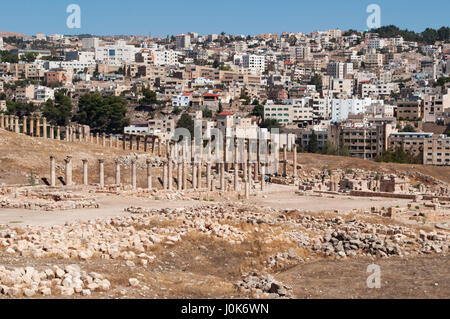 Die Ruinen der Stadt Gerasa, eines der größten und am besten erhaltenen Sehenswürdigkeiten der römischen Architektur in der Welt und die Skyline des modernen Jerash Stockfoto