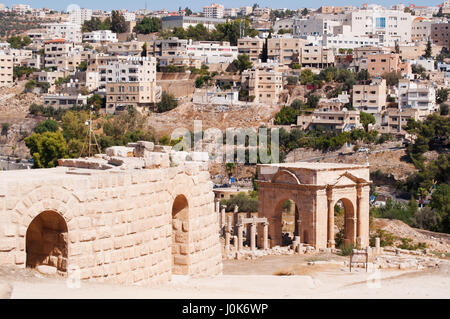 Die Ruinen der Stadt Gerasa, eines der größten und am besten erhaltenen Sehenswürdigkeiten der römischen Architektur in der Welt und die Skyline des modernen Jerash Stockfoto