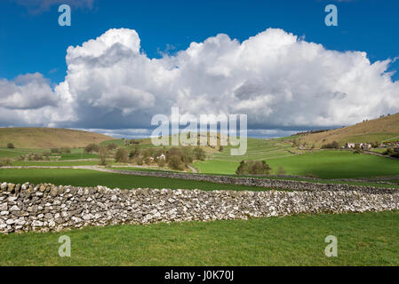 Weiße Spitze Landschaft in der Nähe von Earl Sterndale im Peak District, Debryshire, England. Ein sonniger Frühlingstag in diesem Bereich in der Nähe von Buxton. Stockfoto