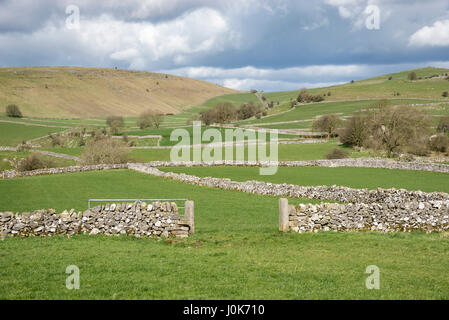Weiße Spitze Landschaft in der Nähe von Earl Sterndale im Peak District, Debryshire, England. Ein sonniger Frühlingstag in diesem Bereich in der Nähe von Buxton. Stockfoto