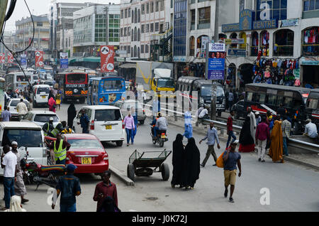 KENIA, Nairobi, Flüchtlinge aus Somalia in der Vorstadt Eastleigh auch Little Mogadischu genannt wegen der großen somalischen Bevölkerung, Haupteinkaufsstraße, Amal Einkaufszentrum Stockfoto