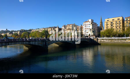 Menschen an der Brücke Maria Cristina in San Sebastian, Spanien Stockfoto