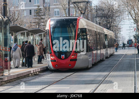 Eine Straßenbahn an der Haltestelle in der Nähe von den großen Basar, Istanbul, Türkei Stockfoto