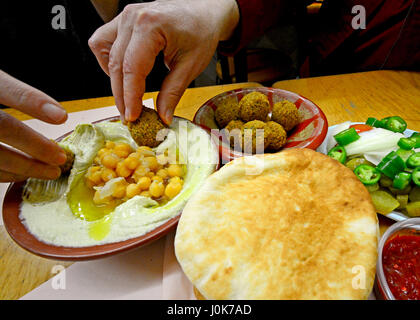 Essen, Falafel und hummus Stockfoto