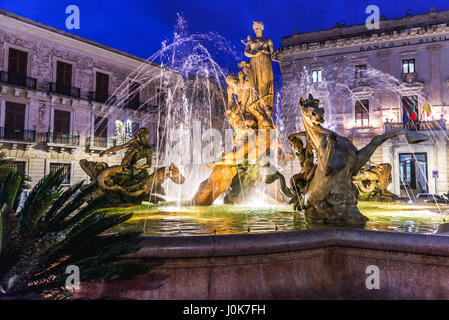 Artemis-Brunnen (auch genannt Diana Fountain) und Banco di Sicilia auf Archimedes Platz (Piazza Archimede) auf der Insel Ortygia, Syrakus, Sizilien, Italien Stockfoto