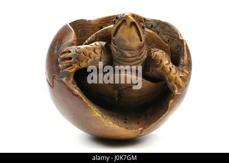 Antike japanische Netsuke Schildkröte gemacht aus Buchsbaum isoliert auf weißem Hintergrund Stockfoto