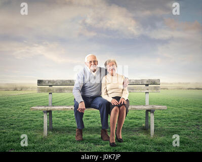 Altes Ehepaar auf Bank sitzend Stockfoto