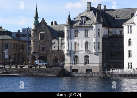 Das Art Nouveau Gebäude am Ufer der Hafen von Alesund. Ålesund, Møre og Romsdal, Norwegen. Stockfoto