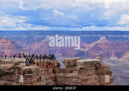 Touristen am Mather Point, Grand Canyon Stockfoto