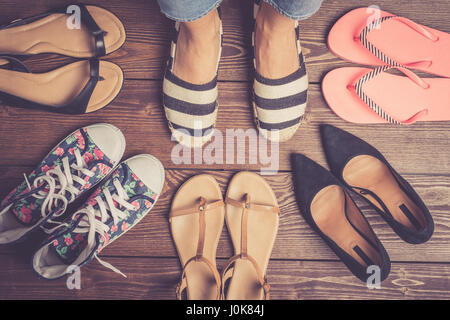 Sammlung von weiblichen Schuhe auf Holzboden. Mode-Hintergrund Stockfoto