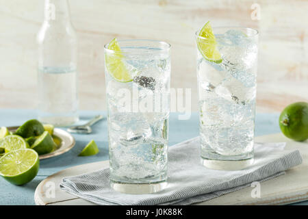 Erfrischende schwer Mineralwasser mit einer Kalk-Garnitur Stockfoto