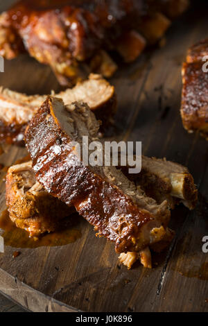 Hausgemachte frechen gebackene Baby Back Ribs essfertig Stockfoto