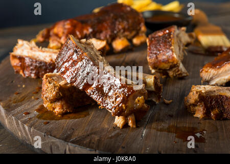 Hausgemachte frechen gebackene Baby Back Ribs essfertig Stockfoto