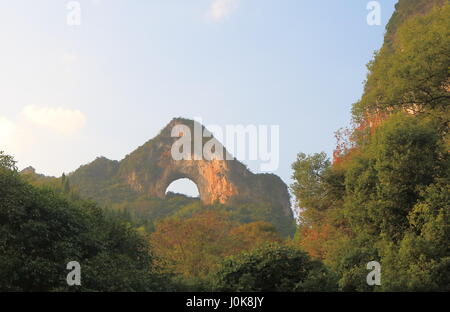 Mond-Hügellandschaft in Yangshou China Stockfoto