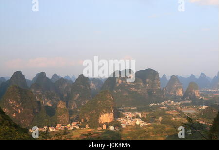 Karst Gebirgslandschaft in Yangshou China Stockfoto