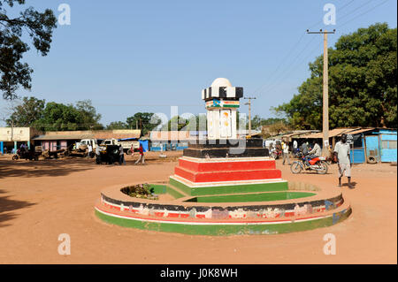 Süd-SUDAN, Bahr al Ghazal Region, Lakes State, Stadt Rumbek, Kreisverkehr mit Nationalflagge / Süd-SUDAN Bahr el Ghazal Region, Lakes State, Rumbek, Verkehrsinsel Mit Nationalflagge Stockfoto