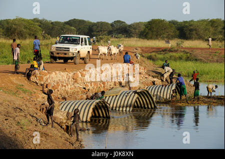 SOUTH SUDAN See Staaten, Straße zwischen Rumbek und Juba Bamam Brücke / verklagt SUDAN Bahr El Ghazal Region, Lakes State, Bamam Bruecke, Straße Zwischen Rumbek Und Juba, Provisorische Brücke schlug Einen Fluss Stockfoto