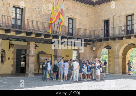ALBARRACIN, verstanden als spanisches Nationaldenkmal in Teruel (Spanien). Geführte Tour. Menschen hören, der Reiseleiter auf dem Platz der Stadt. Stockfoto