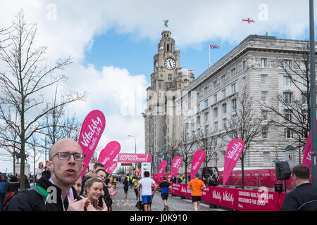 Liverpool-Halbmarathon, Ziellinie, Pier Head, Samba, Musik, Liverpool, Merseyside, England, Weltkulturerbe-Stadt, Stadt, Nord, Nord, England, Englisch, UK. Stockfoto