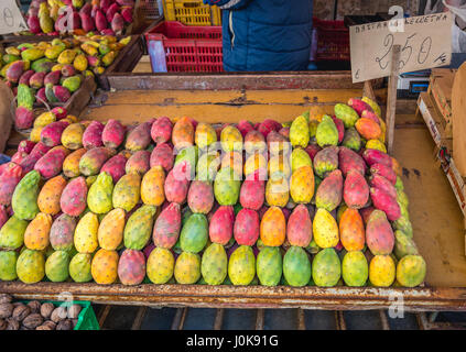 Opuntia Ficus-Indica Früchte namens Kaktusfeigen Opuntia oder Kaktus Feigen zu verkaufen auf outdoor-Markt in Syrakus Stadt, Insel Sizilien, Italien Stockfoto