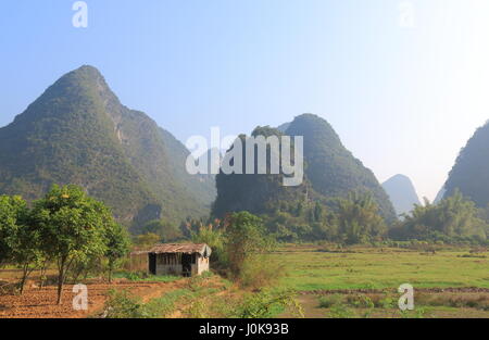 Karst Gebirgslandschaft in Yangshou China Stockfoto