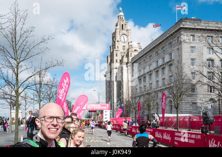 Liverpool-Halbmarathon, Ziellinie, Pier Head, Samba, Musik, Liverpool, Merseyside, England, Weltkulturerbe-Stadt, Stadt, Nord, Nord, England, Englisch, UK. Stockfoto