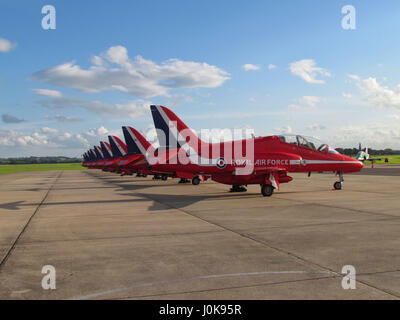 Die Red Arrows geparkt in einer Linie mit RNAS Yeovilton, Juni 2012 mit Somerset Landschaft im Hintergrund. Stockfoto