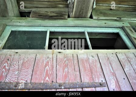 Tür mit zerbrochenen Fenstern oben Stockfoto