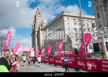 Liverpool-Halbmarathon, Ziellinie, Pier Head, Samba, Musik, Liverpool, Merseyside, England, Weltkulturerbe-Stadt, Stadt, Nord, Nord, England, Englisch, UK. Stockfoto