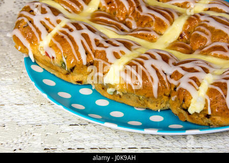 Ostern Hot Cross Buns auf Polka Dot Teller Stockfoto