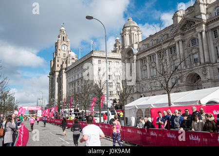 Liverpool-Halbmarathon, Ziellinie, Pier Head, Samba, Musik, Liverpool, Merseyside, England, Weltkulturerbe-Stadt, Stadt, Nord, Nord, England, Englisch, UK. Stockfoto