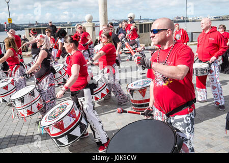 Liverpool-Halbmarathon, Ziellinie, Pier Head, Samba, Musik, Liverpool, Merseyside, England, Weltkulturerbe-Stadt, Stadt, Nord, Nord, England, Englisch, UK. Stockfoto