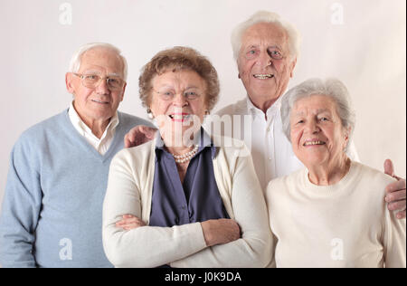 Gruppe der alten Menschen posieren zusammen Stockfoto