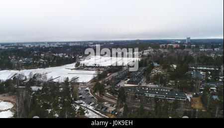 Luftaufnahme des Haukilahti in Espoo, an einem bewölkten Wintertag. Stockfoto