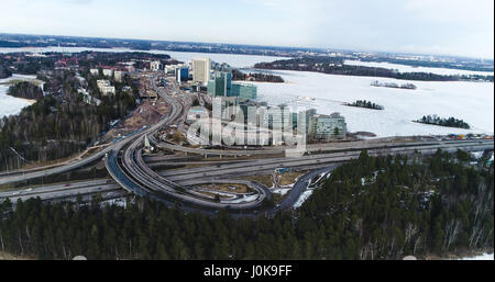 Luftbild auf Keilaniemi und Route 51, an einem sonnigen Wintertag in Espoo, Finnland Stockfoto